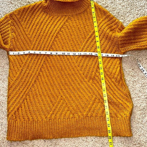 Hem & Thread TURTLENECK SWEATER🌻Perfect FALL🍁Golden Mustard color Size Medium - Picture 6 of 8